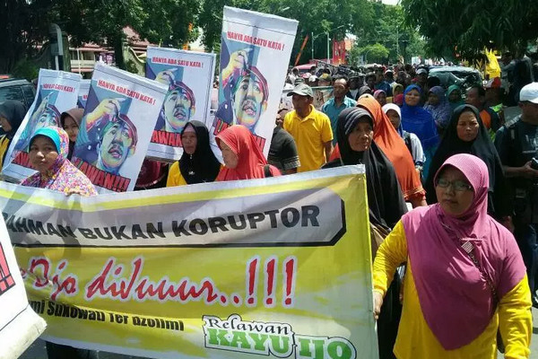 Massa pendukung Agus Fatchur Rahman saat berdemonstrasi di Alun-Alun Sasana Langen Putro, Kabupaten Sragen, Jateng, Rabu (2/1). (Foto: joglosemarnews.com/Wardoyo)