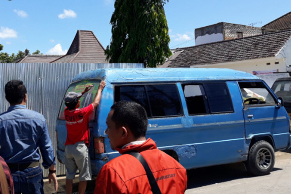 Petugas menertiban APK yang ditempel di angkutan umum. (Foto: Bawaslu Jatim)