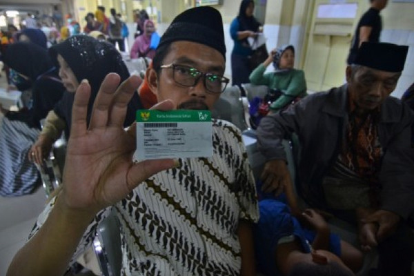 Seorang warga menunjukan Kartu Indonesia Sehat (KIS) atau BPJS Kesehatan saat melakukan pengobatan di RSUD dr. Soekarjdo, Tasikmalaya, Jabar, 27 September 2018. (Foto: Antara Foto/A. Bustomi)