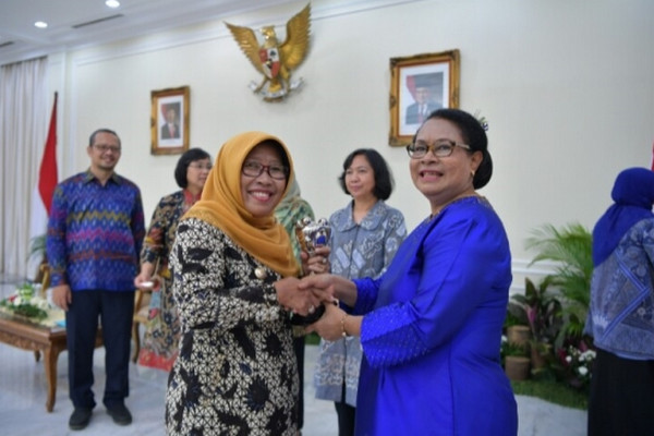 Bupati Tegal, Umi Azizah (kiri), menerima  Anugerah Parahita Ekapraya tingkat Madya dari Menteri Pemberdayaan Perempuan dan Perlindungan Anak (PPPA), Yohana Yambise, di Istana Wakil Presiden, Jakarta, 19 Desember 2018. (Foto: Pemkab Tegal)