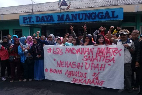 Puluhan ekskaryawan yang "dirumahkan" sepihak menggelar demo menuntut haknya di depan pabrik PT Damatex, Kota Salatiga, Jateng, Selasa (2/1). (Foto: ist)