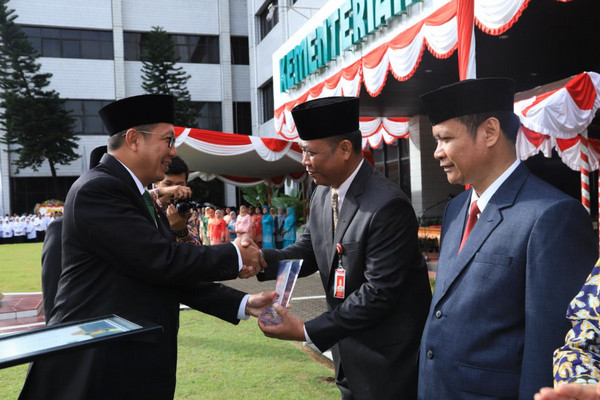 Menag Lukman Hakim (kiri) saat memberikan Harmony Award kepada para penerima di kantor Kemenag, Jakarta, Kamis (3/1). (Foto: Twitter/@Kemenag_RI)