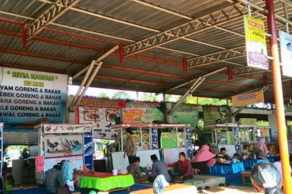 kawasan kuliner di Jalan Alun-Alun Batang, Jateng. (Foto: URI/Astrid A.)
