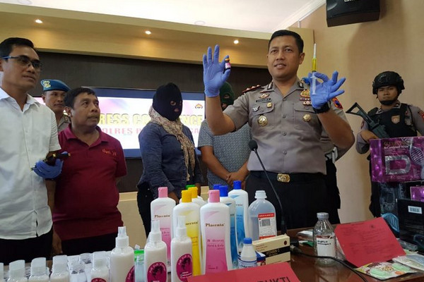 Kapolres Purbalingga, AKBP Kholilur Rochman (sarung tangan biru), menunjukkan beberapa alat yang digunakan tersangka saat praktik, Jumat (4/1). (Foto: Polres Purbalingga)