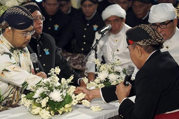 Prosesi akad nikah BPH Kusumo Bimantoro (kiri) di Masjid Besar Pakualaman, Kota Yogyakarta, DIY, Sabtu (5/1). (Foto: Dok. Panitia Dhaup Ageng)