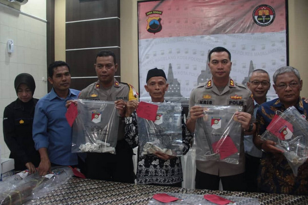 Kapolres Magelang Kota, AKBP Kristanto Yoga Darmawan (ketiga kanan), menunjukkan alat bukti berupa palu besi yang dipakai pelaku perusakan makam saat konferensi pers di Mapolres Magelang Kota, Kota Magelang, Jateng, Sabtu (5/1). (Foto: Instagram/@polresmagelangkota)