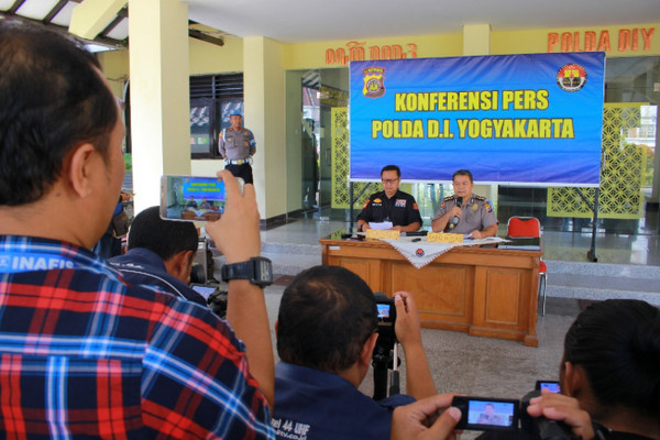 Dirreskrimum Polda DIY, Kombes Hadi Utomo (kemeja hitam), memberikan keterangan pers tentang perkembangan kasus perusakan Pos Polisi di simpang tiga UIN Sunan Kalijaga di Mapolda DIY, Kabupaten Sleman, 3 Mei 2018. (Foto: Polda DIY)