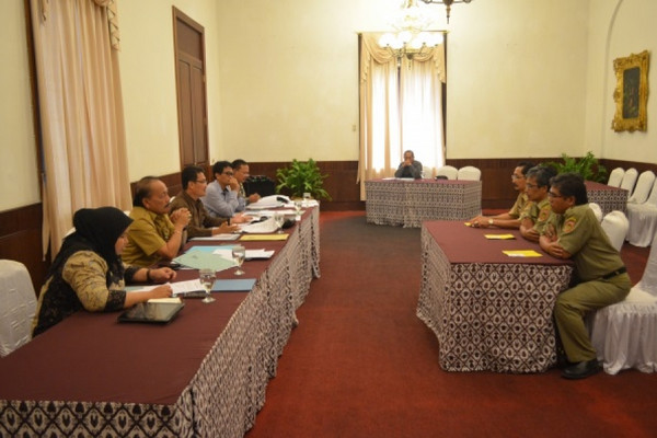 Peserta seleksi jabatan tinggi pratama Pemkab Wonosobo (kanan) mengikuti wawancara dan rekam jejak tahap akhir di Hotel Krisna, Wonosobo, Jateng, 31 Juli 2017. (Foto: Pemkab Wonosobo)