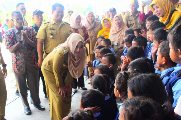 Bupati Kendal, Mirna Anissa (tengah), saat berdialog dengan siswa TK Bakti Utama di Desa Nolokerto, Kecamatan Kaliwungu, Senin (7/1). (Foto: Pemkab Kendal)
