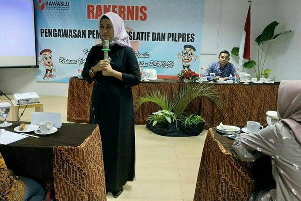 Komisioner  Bawaslu Jateng, Anik Sholihatun (pegang mik), saat menjadi pembicara pada Rakernis Pengawasan Pemilu Legislatif dan Pilpres di Hotel Arra Amandaru Cepu, Kabupaten Blora, Jateng, 19 November 2018. (Foto: Instagram/@bawaslujateng)