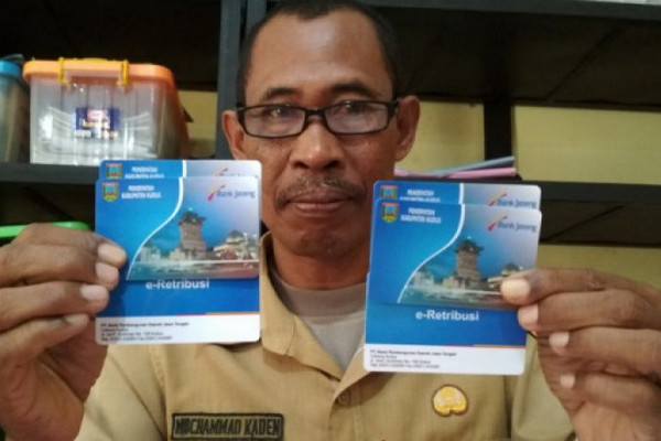 Kepala Seksi Pasar Daerah Dinas Perdagangan (Disdag) Kudus, M. Kaden, menunjukkan kartu e-retribusi untuk pedagang Pasar Kliwon. (Foto: Antara Foto/AN Lathif)
