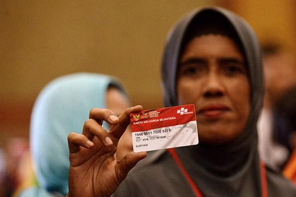 Seorang warga menunjukkan Kartu PKH. (Foto: Pemprov Banten)