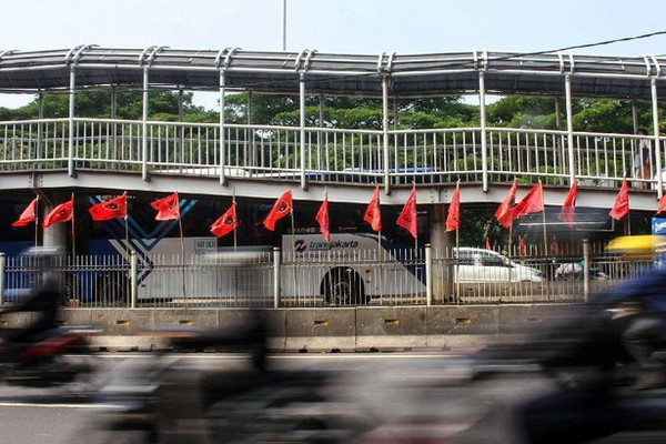 Bendera PDIP terpasang di jalanan. (Foto: ist)