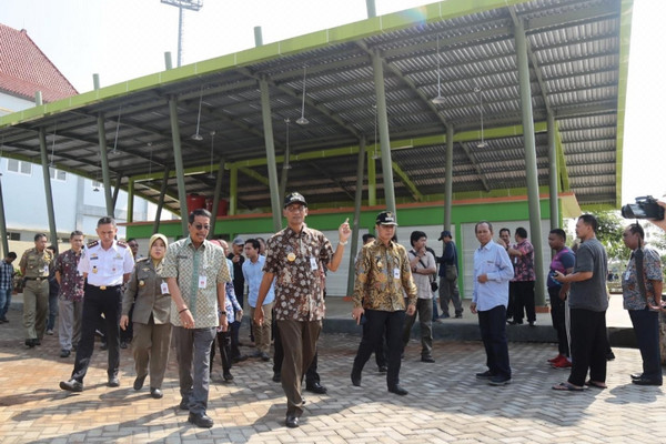 Bupati Kudus, M. Tamzil (tengah), saat meninjau Pusat Olahraga Kudus, di Desa Wergu Wetan, Kecamatan Kota, Rabu (9/1). (Foto: Pemkab Kudus)