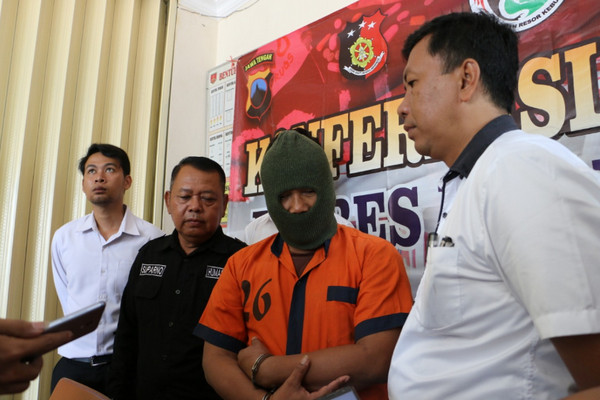 Kasus dugaan persetubuhan terhadap anak di bawah umur, HSU alias Sawal, mengenakan baju tahanan. (Foto: Polres Kebumen)