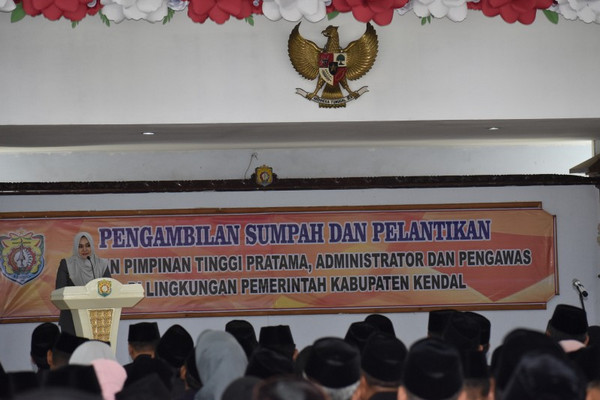 Bupati Kendal, Mirna Annisa, saat memberikan sambutan saat pelantikan dan pengambilan sumpah jabatan 261 pejabat di Pendapa Kabupaten Kendal, Jateng, Rabu (9/1). (Foto: Pemkab Kendal)