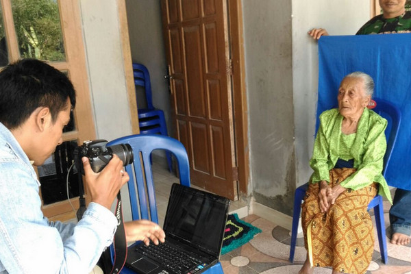Petugas Disdukcapil Gunung Kidul, DIY, mendatangi warga jompo untuk pembuatan KTP elektronik. (Foto: Pemkab Gunungkidul)