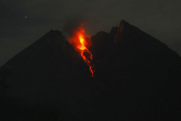 Guguran lava pijar Gunung Merapi terlihat dari Balerante, Kemalang, Klaten, Jateng, Rabu (19/12) dini hari. (Foto: Antara Foto/Aloysius JN)
