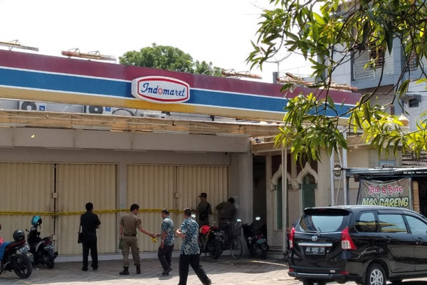 Tim gabungan Pemkab Sukoharjo segel minimarket di kawasan Weru, Kamis (10/1). (Foto: Twitter/@satpolsukoharjo)