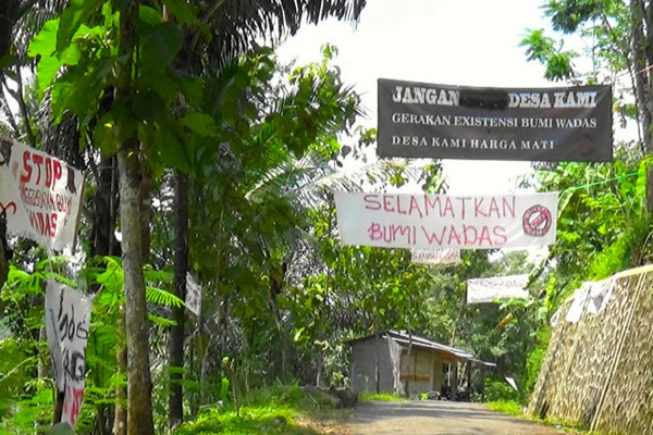Sejumlah spanduk berisikan penolakan penambangan batu yang dibuat warga terpasang di salah satu jalan di Desa Wadas, Kecamatan Bener, Kabupaten Purworejo, Jateng. (Foto: Mongabay/Nuswantoro)