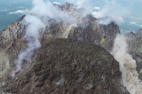 Gunung Merapi muntahkan guguran kubah lava pada Kamis (27/12) pagi. (Foto: Twitter/@BPPTKG)