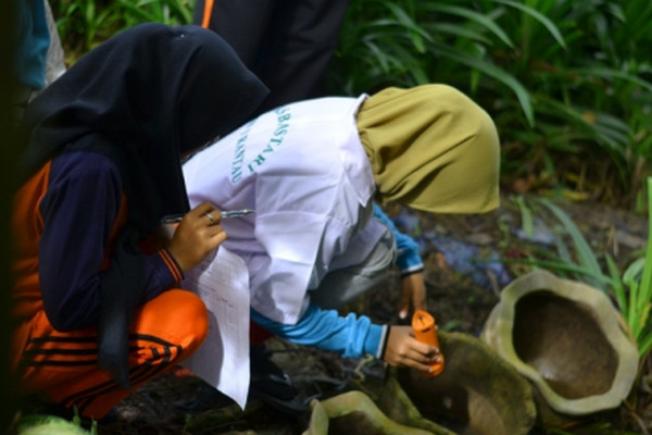 Pokja Jumantik Anggota UKS Bastari MAN I Tapin, Kalsel, memantau genangan air yang berpotensi menjadi sarang nyamuk, Februari 2017. (Foto: Kemenag)