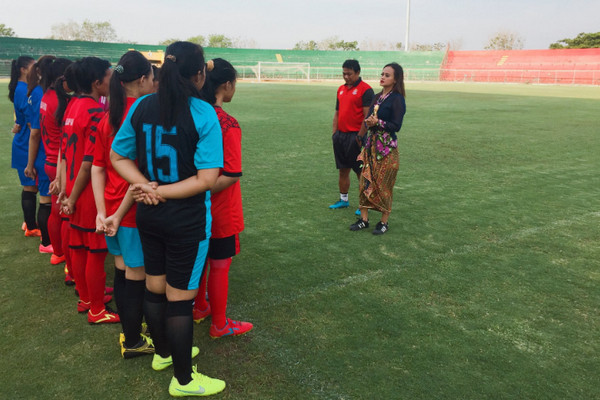  Presiden klub Persijap Jepara, Esti Puji Lestari (batik hitam), memberikan pengarahan kepada para penggawa Persijap Kartini, 23 September 2017. (Foto: Twitter/@EstiLHardana)