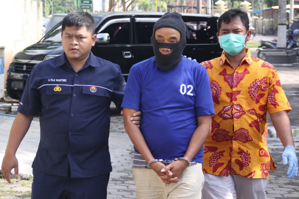 Pelaku penjual satwa langka, S (tengah). (Foto: Polres Bantul)