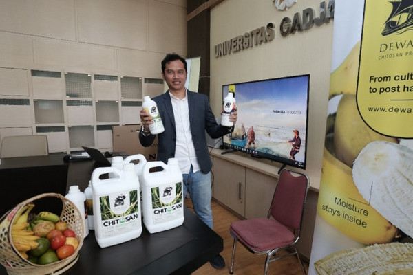 Peneliti UGM, Ronny M., menunjukkan nanokitosan yang dibuatnya. (Foto: Dok. UGM)