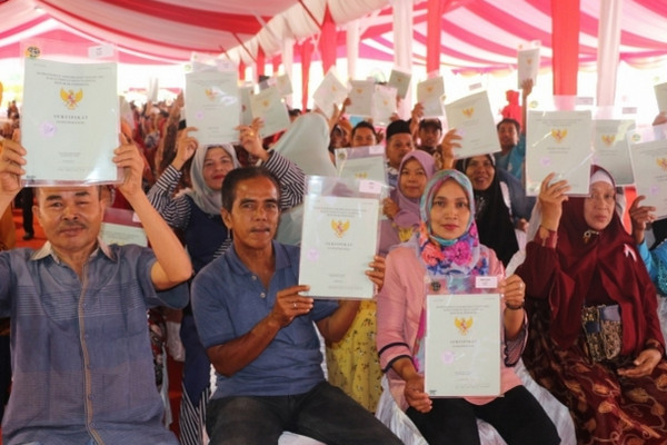 Pembagian sertifikat tanah. (Foto: BPN)
