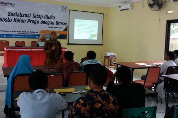 Koordinator Divisi Penindakan Pelanggaran Bawaslu DIY, Sri Rahayu Werdiningsih (berdiri), menjadi narasumber. (Foto: Instagram/@bawaslu_diy)