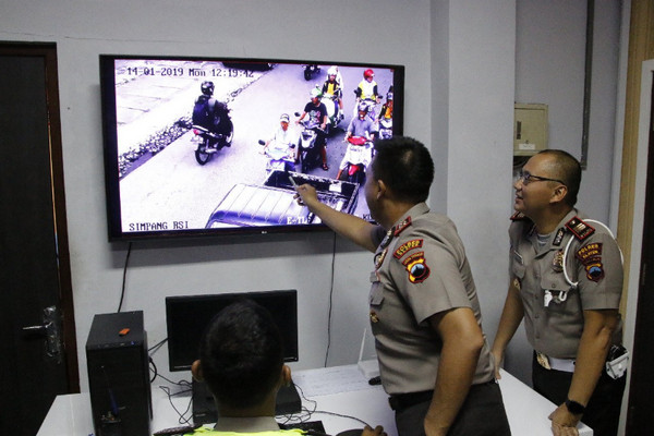 Polres Klaten menunjukkan pelanggaran lalu lintas di simpang Rumah Sakit Islam Klaten, Jateng, Senin (14/1), melalui sebuah layar yang merekam kejadian di lapangan memakai kamera CCTV. (Foto: Twitter/@humas_resklaten)