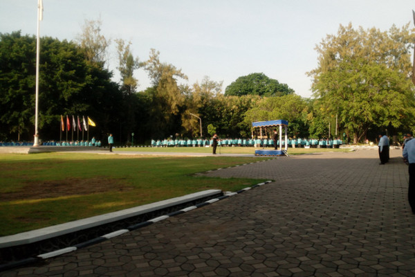 Upacara pemberangkatan peserta KKN periode X di lapangan UNS, Kota Surakarta, Jateng, Selasa (15/1). (Foto: Twitter/@11MaretUniv)