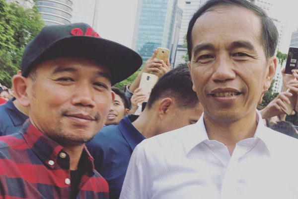 Musisi Marzuki Mohamad (kiri) bersama Presiden Jokowi. (Foto: Instagram/@killthedj)