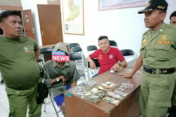 Pengemis asal Pati yang memiliki aset hingga miliaran rupiah, L (kedua kiri), di Kantor Satpol PP Pati, Jateng, Sabtu (12/1). (Foto: Twitter/@satpol_pp)