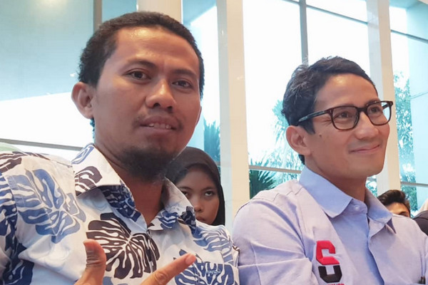 Pemilik akun Twitter dan Instagram @CakKhum, Cak Khum (kiri), bersama cawapres nomor urut 02, Sandiaga Uno. (Foto: Instagram/@cakkhum)