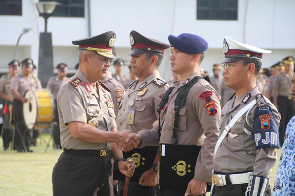 Kapolda Jateng, Irjen Condro Kirono (kiri), menyalami Briptu Saiful Ulum sela acara pemberian penghargaan di halaman Mapolda Jateng, Kota Semarang, Kamis (17/1). (Foto: Polda Jateng)