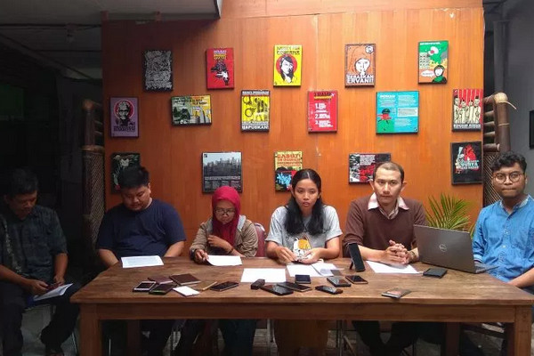 Kuasa hukum BPPM Balairung UGM, Yogi Zul Fadhli (kedua kanan), memberikan keterangan pers terkait pemeriksaan kliennya oleh Polda DIY di Kantor LBH Yogyakarta, Rabu (16/1). (Foto: lpmarena.com/Sekar J.)