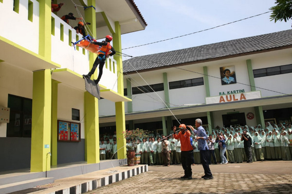 Simulasi penanggulangan bencana di SMA 1 Bumiayu, Kabupaten Brebes, Jateng, Kamis (17/1). (Foto: Pemprov Jateng)