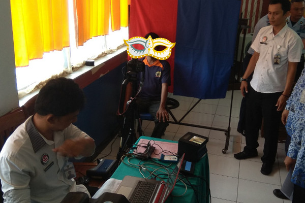 Seorang warga binaan (tengah) melakukan perekaman data KTP-el di Rutan Surakarta, Jateng, Kamis (17/1). (Foto: Twitter/@Dispenduk_solo)