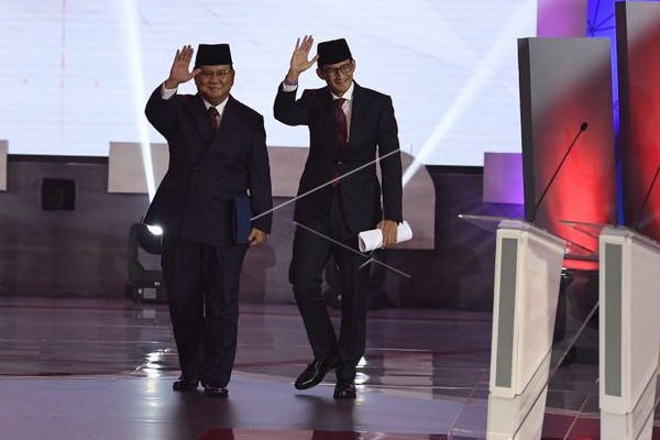 Pasangan Capres dan Cawapres nomor urut 02, Prabowo Subianto-Sandiaga Uno, jelang debat perdana Pilpres 2019 di Jakarta, Kamis (17/1). (Foto: Antara Foto/Sigid Kurniawan)