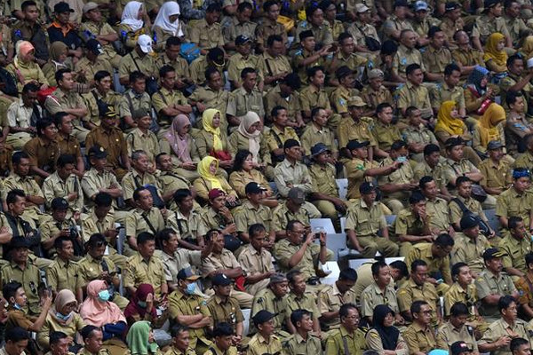 Perangkat desa anggota Persatuan Perangkat Desa Indonesia (PPDI) mendengarkan sambutan Presiden Jokowi di Istora Senayan, Jakarta, Senin (14/1). (Foto: Antara Foto/Wahyu PA)