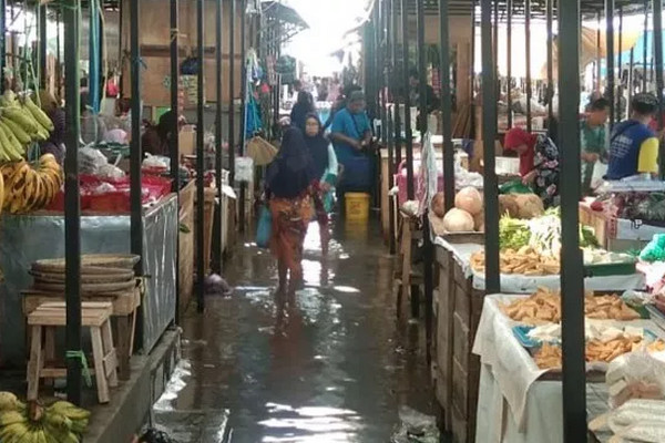 Sebagian titik Pasar Darurat Sorogenen, Kota Pekalongan, Jateng, tergenang banjir akibat hujan lebat pada 8 November 2018. (Foto: Radar Pekalongan/MA Atho)