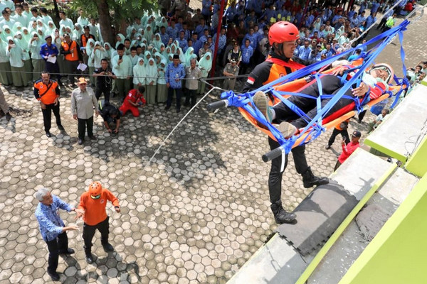 Simulasi penanggulangan bencana di SMA 1 Bumiayu, Kabupaten Brebes, Jateng, Kamis (17/1). (Foto: Twitter/@humasjateng)