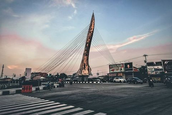 Tugu Keris di Jembatan Tirtonadi, Kota Surakarta, Jateng. (Foto: widodogroho.com)