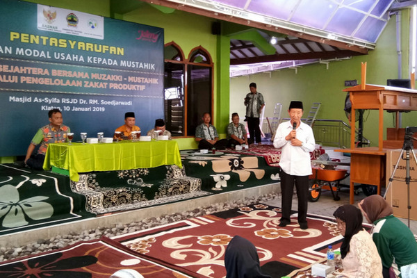 Ketua Baznas Jateng, Ahmad Darodji (kemeja putih), sela pentasyarufan ZIS kepada mustahik di Masjid As-Syifa, RSJD dr. RM Soedjarwadi, Klaten, Jateng, Kamis (10/1). (Foto: Twitter/@BaznasJateng)