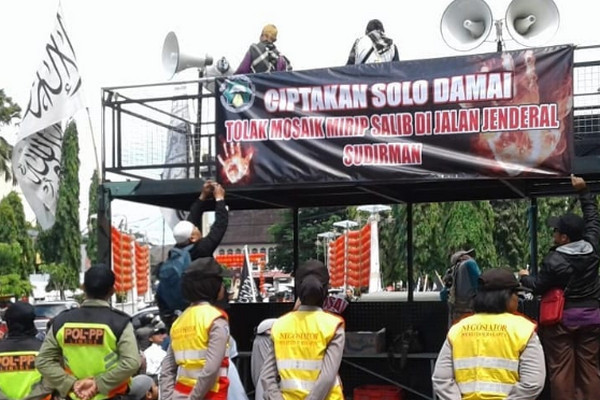 Sejumlah massa menggelar demonstrasi di depan Balai Kota Surakarta, Jateng, Jumat (18/1). (Foto: Instagram/@satpolpp_kotasurakarta)