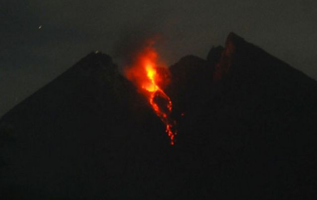 Guguran lava pijar Gunung Merapi beberapa waktu lalu terlihat dari Balerante, Kemalang, Klaten, Jateng, (Foto: Antara Foto/Aloysius JN).