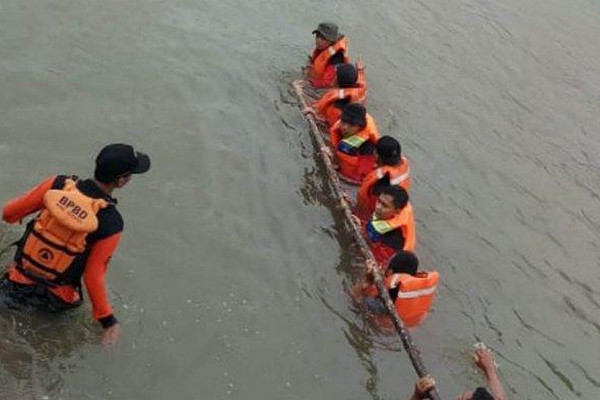 Tim gabungan saat mencari Aris Ahmad (16) yang tenggelam di lubang bekas galian C dekat Kali Pedut, Desa Klepu, Kecamatan Keling, Kabupaten Jepara, Jateng. (Foto: Dok. Polsek Keling)