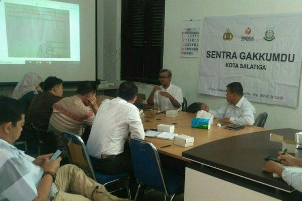 Sentra Penegakan Hukum Terpadu (Gakkumdu) Kota Salatiga, Jateng, rapat membahas kasus surat undangan sosialisasi beasiswa dana aspirasi Gerindra di Kantor Bawaslu, Senin (14/1). (Foto: ist)